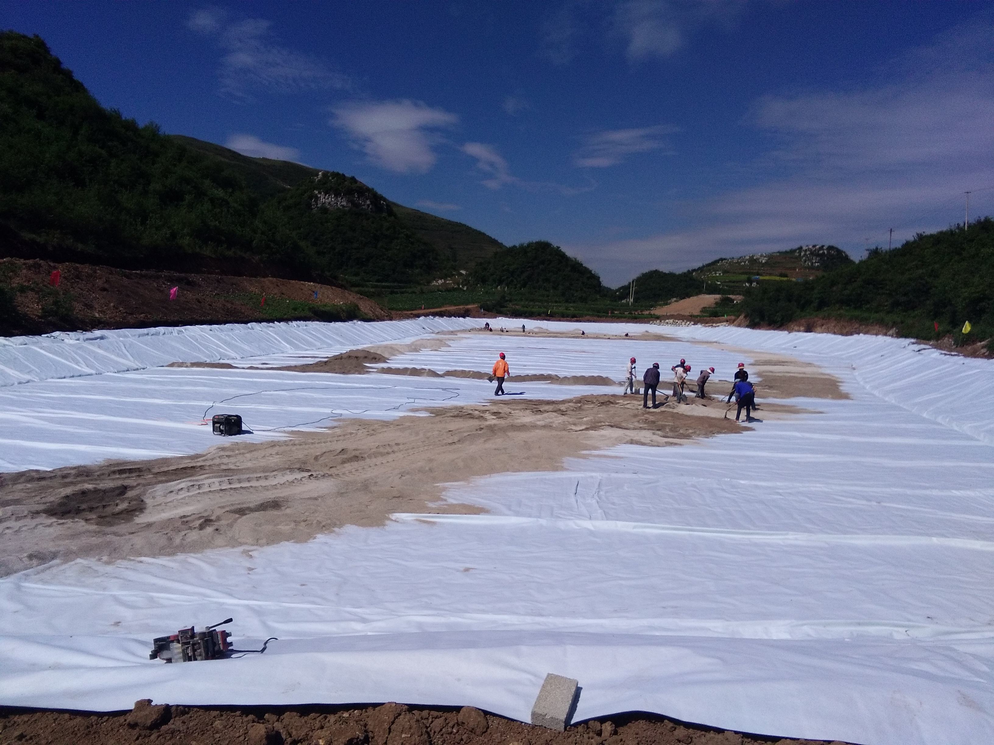 山谷型垃圾填埋場防滲土工膜規(guī)格應(yīng)如何設(shè)計(jì)?